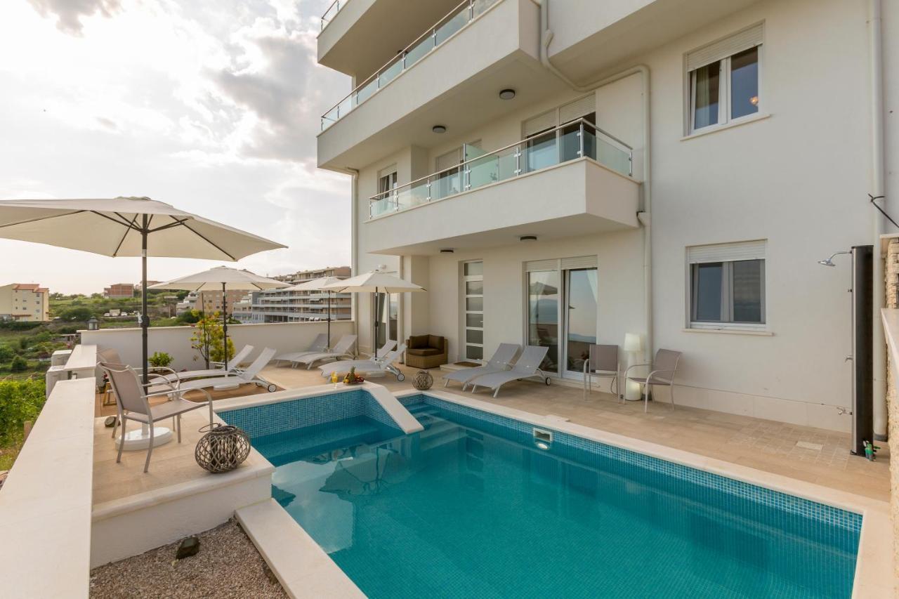 Luxury Villa Bello Horizonte With Swimming Pool Split Exterior photo