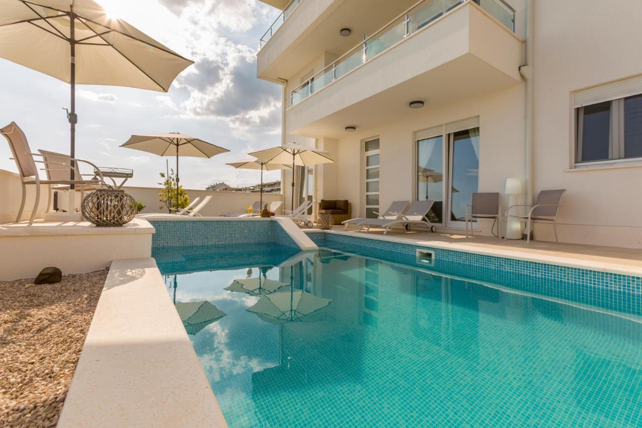 Luxury Villa Bello Horizonte With Swimming Pool Split Exterior photo