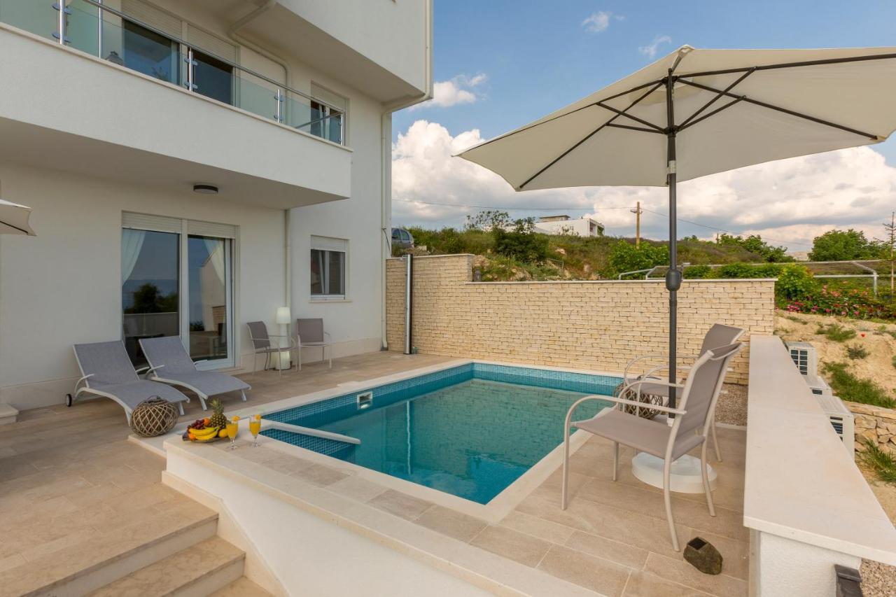 Luxury Villa Bello Horizonte With Swimming Pool Split Exterior photo